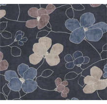 Vliestapete mit floralem Muster in Blau, Beige und Rosa mit großen Blüten und feinen Linien.