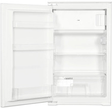Weißer Einbaukühlschrank mit geöffneter Tür, Innenraum mit Ablagen, Gefrierfach und Gemüseschublade.