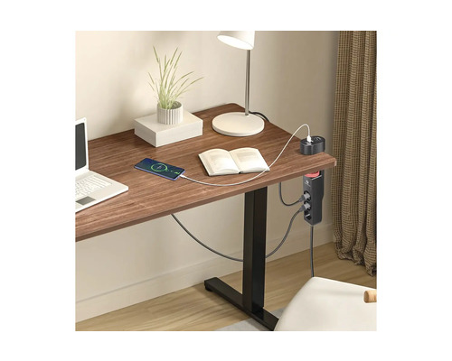 Schreibtisch Steckdosenleiste mit USB Ports an einem Holztisch in einem hellen organisierten Arbeitszimmer mit Laptop und Lampe.