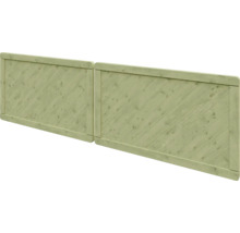 Sichtschutzzaun aus Holz mit diagonal angeordneten Lamellen und Rahmen.