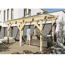 Helle Terrassenüberdachung aus Holz mit transparentem Dach über einer modernen Außenküche auf einer Holzterrasse.