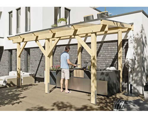 Helle Terrassenüberdachung aus Holz mit transparentem Dach über einer modernen Außenküche auf einer Holzterrasse.