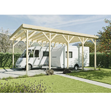 Holz-Carport für Wohnmobile und Wohnwagen mit Flachdach in einem Garten vor Hecken und Bergen.