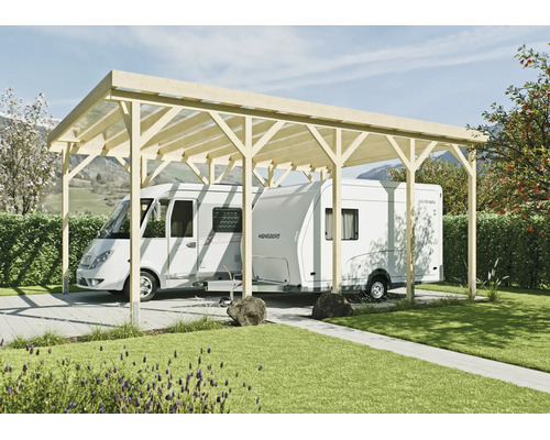 Holz-Carport für Wohnmobile und Wohnwagen mit Flachdach in einem Garten vor Hecken und Bergen.