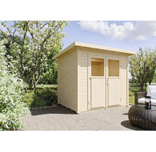 Modernes Gartenhaus aus hellem Holz mit Pultdach und Doppeltür mit Fenstern auf einer Steinterrasse im gepflegten Garten.