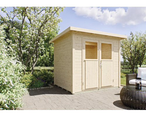 Modernes Gartenhaus aus hellem Holz mit Pultdach und Doppeltür mit Fenstern auf einer Steinterrasse im gepflegten Garten.