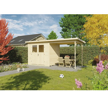 Gartenhaus aus Holz mit Flachdach, Doppeltür und integrierter Überdachung mit Sitzgruppe in einem hellen, gepflegten Garten.