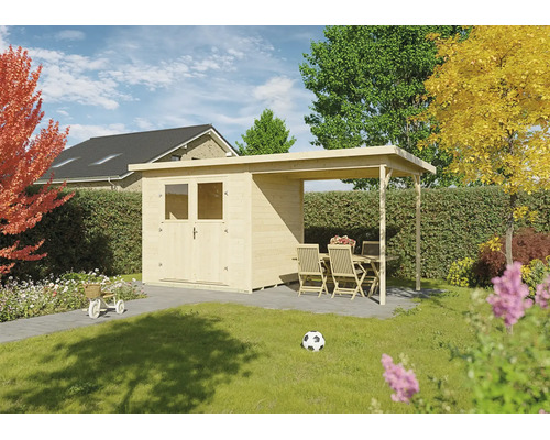Gartenhaus aus Holz mit Flachdach, Doppeltür und integrierter Überdachung mit Sitzgruppe in einem hellen, gepflegten Garten.
