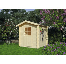 Kleines Gartenhaus aus hellem Holz in Blockbohlenbauweise mit Satteldach und Einzeltür mit Fenster in einem hellen Garten mit blühendem Flieder.