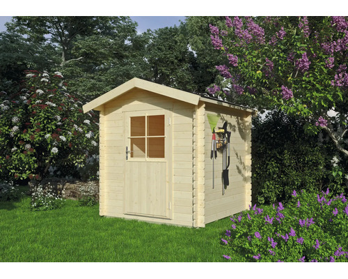 Kleines Gartenhaus aus hellem Holz in Blockbohlenbauweise mit Satteldach und Einzeltür mit Fenster in einem hellen Garten mit blühendem Flieder.