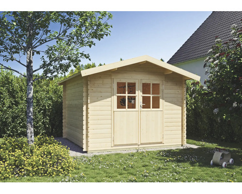 Gartenhaus aus Holz mit Doppeltür und Fenstern, Satteldach, im Garten auf einer Rasenfläche neben einem Baum.