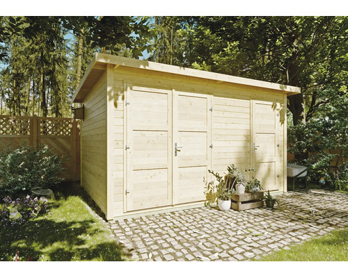 Gartenhaus aus Holz mit Pultdach und zwei Doppelflügeltüren auf einer gepflasterten Fläche in einem hellen Garten.