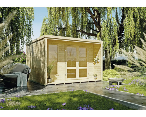Modernes Gartenhaus aus Holz mit Flachdach, Doppelflügeltür mit Glaseinsätzen und Seitenfenster in einem hell gestalteten Garten.