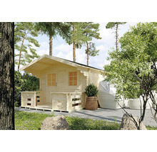 Gartenhaus aus Holz mit kleiner Terrasse und Vordach in einem hellen Garten mit Bäumen.