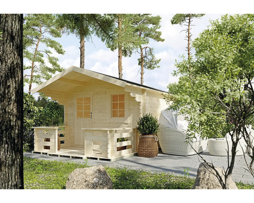 Gartenhaus aus Holz mit kleiner Terrasse und Vordach in einem hellen Garten mit Bäumen.