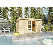 Modernes Gartenhaus aus Holz mit Flachdach und Glas-Doppeltür auf einer Steinterrasse neben einem Swimmingpool im Garten.