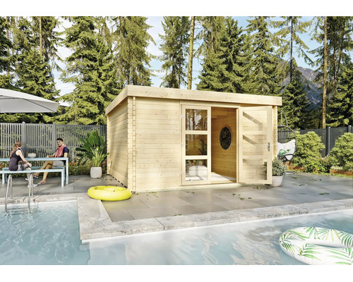 Modernes Gartenhaus aus Holz mit Flachdach und Glas-Doppeltür auf einer Steinterrasse neben einem Swimmingpool im Garten.