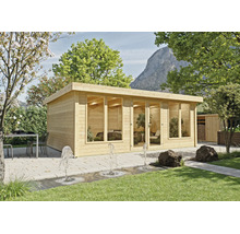 Modernes Gartenhaus aus Holz mit großen Glasfronten auf einer Steinterrasse in einem hellen Garten mit Springbrunnen.
