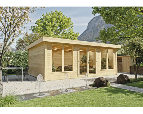 Modernes Gartenhaus aus Holz mit großen Glasfronten auf einer Steinterrasse in einem hellen Garten mit Springbrunnen.