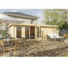 Modernes Gartenhaus aus Holz mit großen Glasfronten auf einer Holzterrasse, umgeben von Gartenmöbeln und einem Loungebereich.