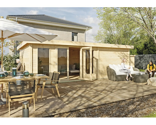 Modernes Gartenhaus aus Holz mit großen Glasfronten auf einer Holzterrasse, umgeben von Gartenmöbeln und einem Loungebereich.