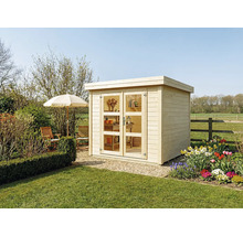 Modernes Gartenhaus aus hellem Holz mit Flachdach und großen Doppelflügeltüren aus Glas in einem sonnigen Garten mit Blumen und Sitzbereich.