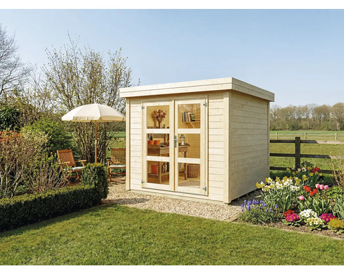 Modernes Gartenhaus aus hellem Holz mit Flachdach und großen Doppelflügeltüren aus Glas in einem sonnigen Garten mit Blumen und Sitzbereich.