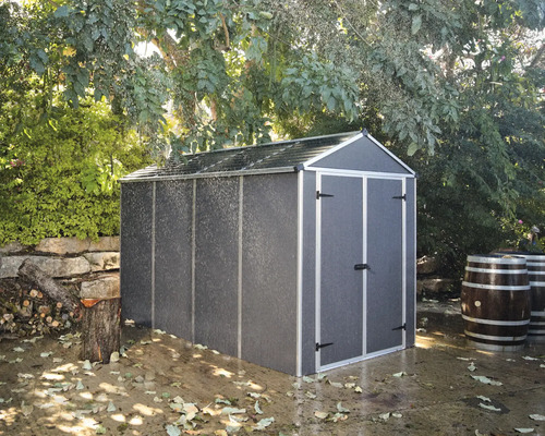 Anthrazitfarbenes Gerätehaus mit Satteldach und Doppeltür in einem Garten bei Regen.
