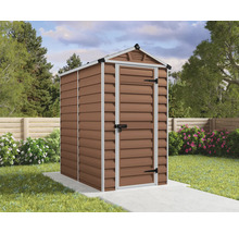 Ein Garten-Gerätehaus mit Satteldach und einer Tür auf einem Betonfundament in einem gepflegten Garten mit Blumen und Zaun.