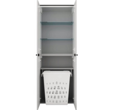 Badezimmer-Hochschrank mit zwei Glaseinlegeböden und einem integrierten Wäschekorb, geöffnete Tür.