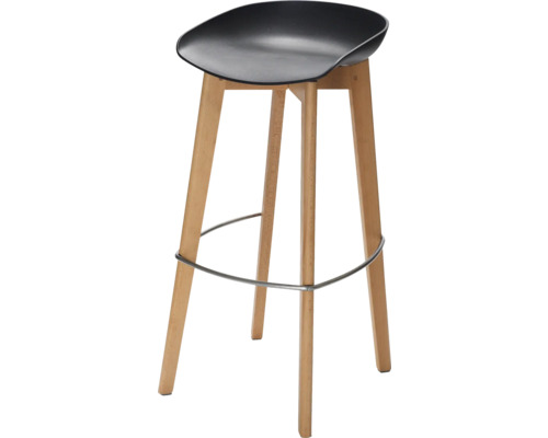 Barhocker mit schwarzer Kunststoff-Sitzschale, vier Holzbeinen und einer ringförmigen Fußstütze aus Metall.