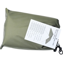Multifunktionsplane aus Ripstop-Polyester in Olivgrün, verpackt in einem Beutel mit Kordelzug, Maße 140 mal 200 Zentimeter.