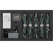 Lumix Magnet-it Set mit fünf Lichterketten, Fernbedienung, Empfänger und Netzteil in einer Schaumstoffeinlage.