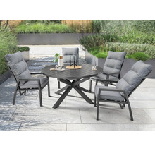 Rundes Gartenmöbel-Set bestehend aus einem schwarzen Tisch und vier grauen Gartenstühlen mit Polstern auf einer hellen Terrasse.