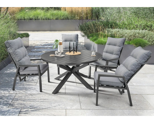 Rundes Gartenmöbel-Set bestehend aus einem schwarzen Tisch und vier grauen Gartenstühlen mit Polstern auf einer hellen Terrasse.