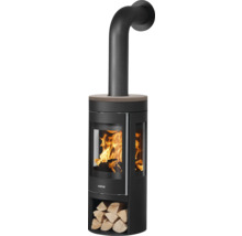 Justus Kaminofen in Schwarz mit Sichtscheibe, Ofenrohr und integriertem Holzfach inklusive brennendem Feuer und Kaminholz.