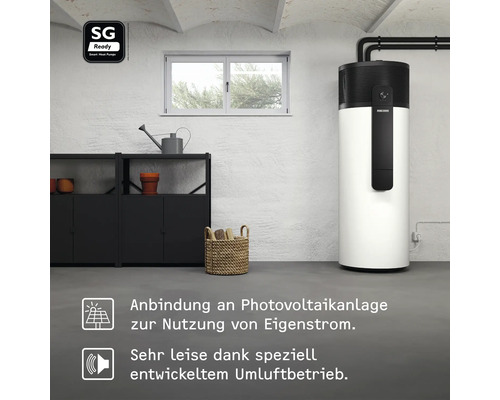 Weiße Warmwasser-Wärmepumpe in hellem Keller mit schwarzem Sideboard sowie Hinweisen zu Photovoltaik-Anschluss und Smart-Grid-Kompatibilität.