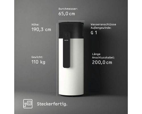 Stiebel Eltron Logo auf Warmwasser-Wärmepumpe. Höhe 190,3 Zentimeter, Durchmesser 65,0 Zentimeter, Gewicht 110 Kilogramm. Steckerfertig.