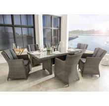Gartenmöbel-Set aus Polyrattan mit sechs Hochlehner-Stühlen und einem großen Esstisch mit Glasplatte auf einer Terrasse.