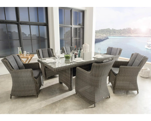Gartenmöbel-Set aus Polyrattan mit sechs Hochlehner-Stühlen und einem großen Esstisch mit Glasplatte auf einer Terrasse.