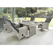 Modernes Gartenmöbel-Set aus grauem Polyrattan mit rechteckigem Glastisch und vier Sesseln inklusive dunkler Sitzauflagen auf einer Terrasse.