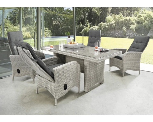 Modernes Gartenmöbel-Set aus grauem Polyrattan mit rechteckigem Glastisch und vier Sesseln inklusive dunkler Sitzauflagen auf einer Terrasse.