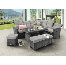 Garten-Lounge-Set aus grauem Polyrattan mit Ecksofa, Glastisch, Bank und Hocker auf einer hellen Terrasse mit Blick ins Grüne.
