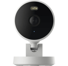 Moderne runde Überwachungskamera mit schwarzer Front und weißem Gehäuse auf einem Standfuß.