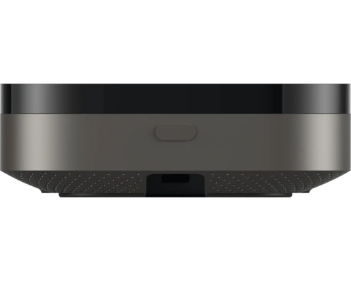 Nahaufnahme eines elektronischen Smart-Home-Geräts mit Metallgehäuse, ovaler Taste und Lautsprecheröffnungen auf der Unterseite.