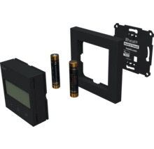Elektronisches Thermostat Heatit Z-Temp3 mit Digitalanzeige, Montagerahmen, Wandhalterung und zwei Batterien vom Typ AAA, Z-Wave Plus kompatibel.