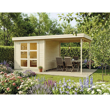 Modernes Gartenhaus aus Holz mit Flachdach, Glaselementen in der Doppeltür und einer überdachten Terrasse mit Essplatz im Garten.