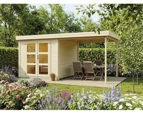 Modernes Gartenhaus aus Holz mit Flachdach, Glaselementen in der Doppeltür und einer überdachten Terrasse mit Essplatz im Garten.