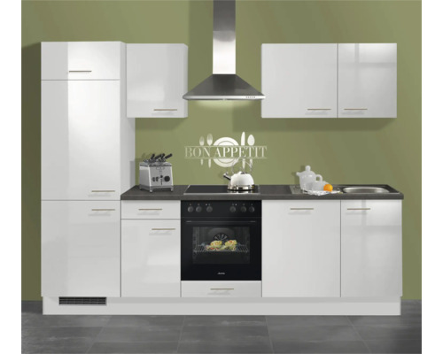 Moderne Einbauküche in Weiß Hochglanz mit Elektrogeräten, Spüle und Dunstabzugshaube.
