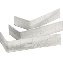 Eckverblender in L-Form aus Beton in Steinoptik mit strukturierter Oberfläche.